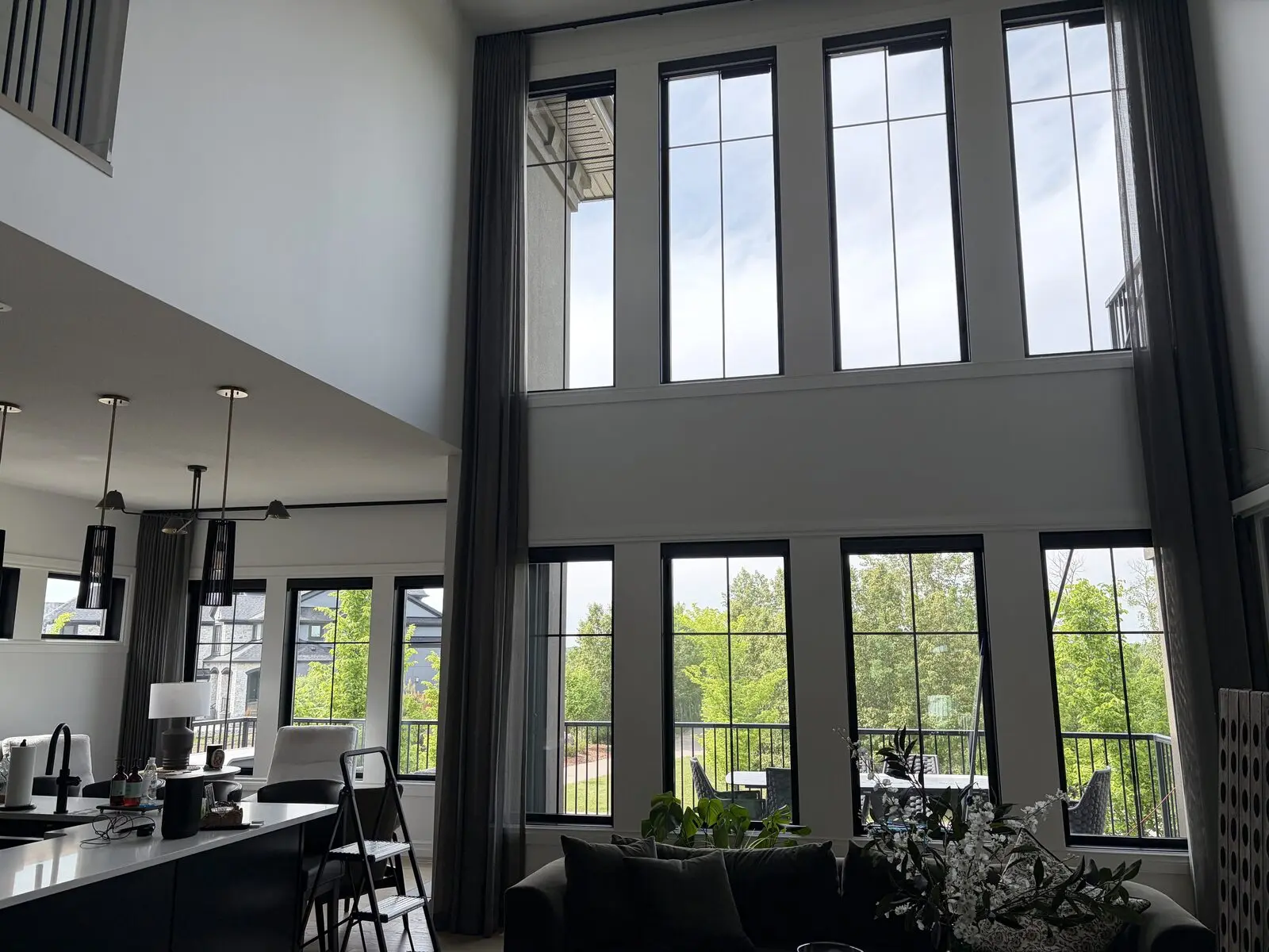 Streak-free interior window cleaning result in an Edmonton home by Platinum Window Cleaning